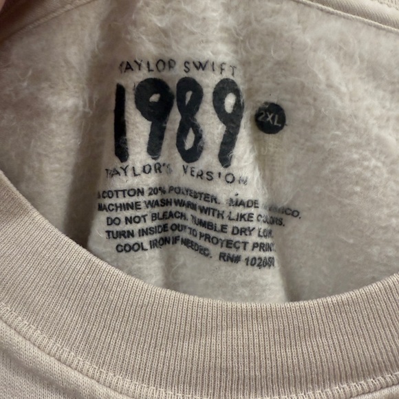 Taylor Swift 1989 Graphic Sweatshirt - Picture 4 of 4